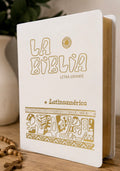 La Biblia Latinoamérica – Letra Grande | Blanca con Detalles Dorados