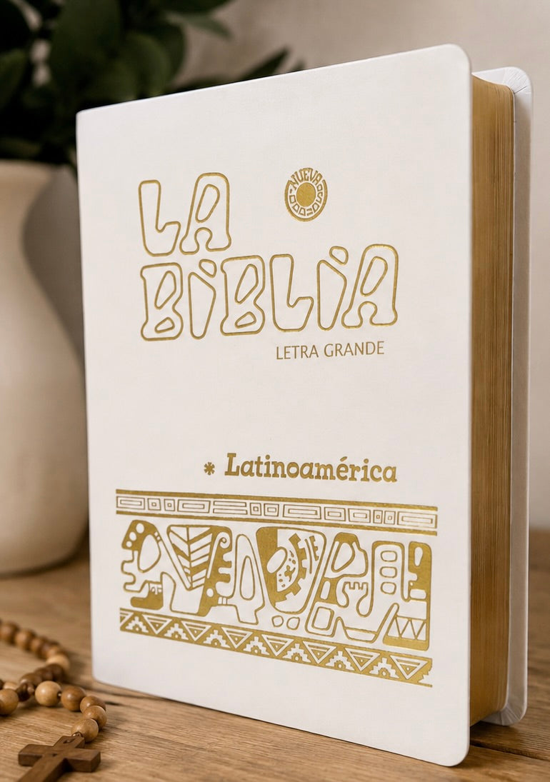 La Biblia Latinoamérica – Letra Grande | Blanca con Detalles Dorados